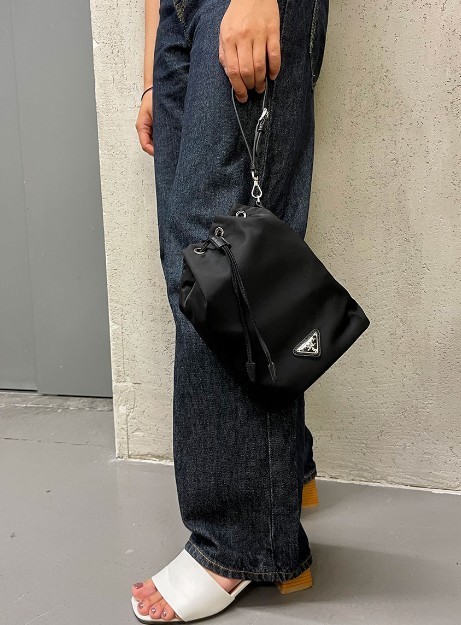 ☆送料関税込☆PRADA Re Nylon ドローストリングポーチ☆超人気 (PRADA