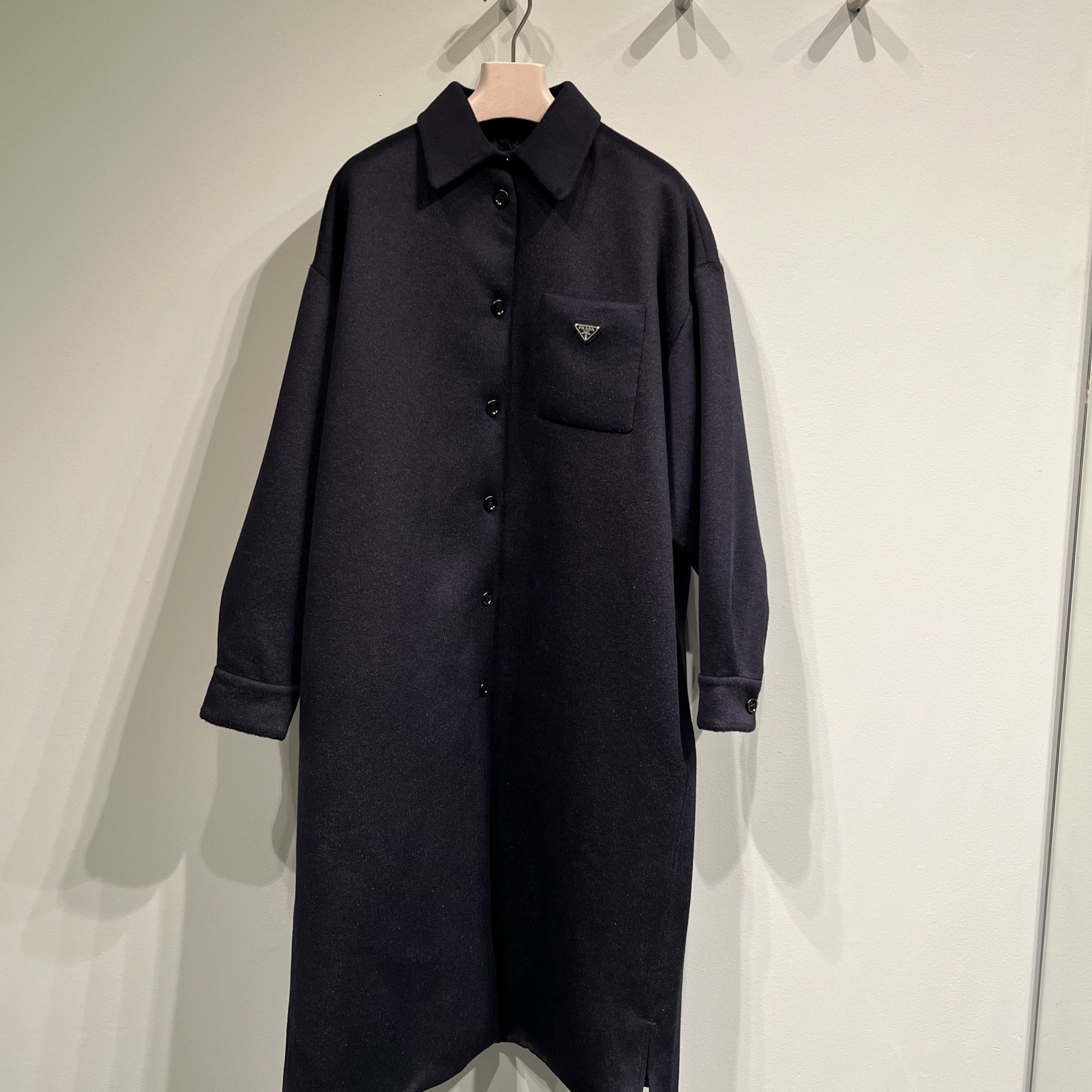 PRADA 直営OUTLET メタル胸ロゴ付き異素材カシゴラコートP618PG (PRADA