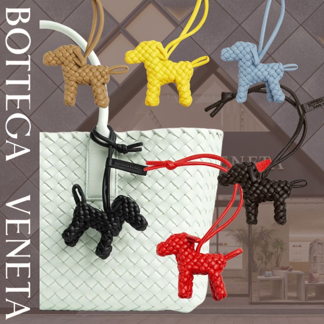 すぐ届く【ボッテガ VENETA】ドッグ チャーム イントレチャート