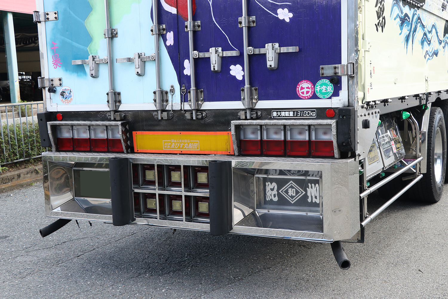 デコトラオーナーに愛されるテールランプとは？ 一番人気は