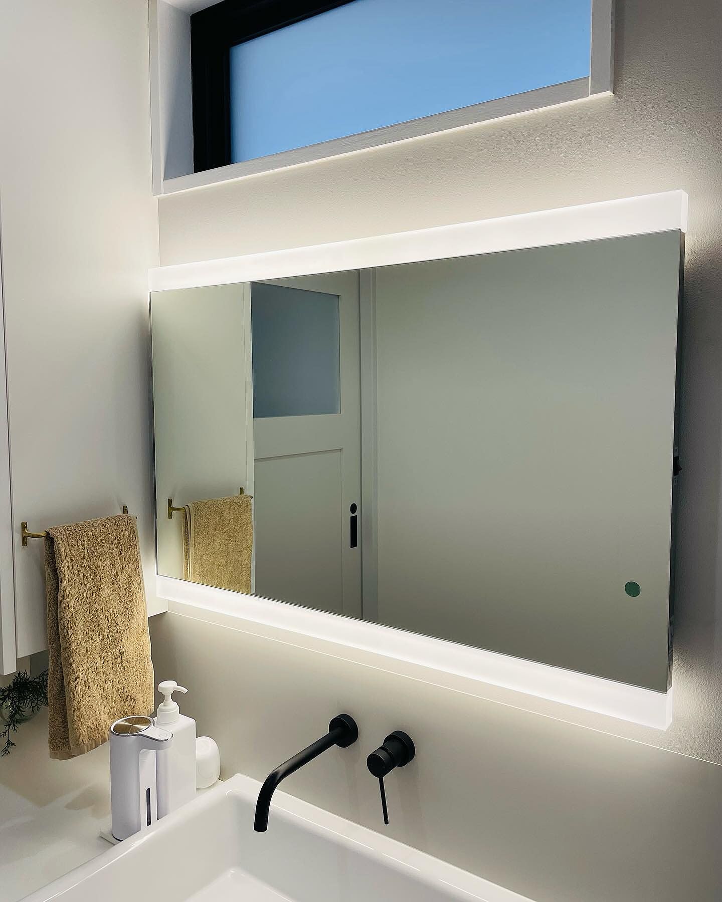 LEDミラーカラブリア60-90(BA17089)｜洗面所・水回りの通販