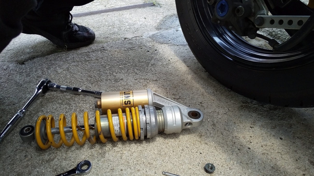 XJR400Rのリアサスを取り外して、オーバーホールへ。 - たまに乗る