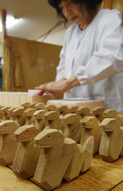 伊勢神宮の「干支守」 箱詰め作業が最盛期 躍進する姿を表現 | 毎日新聞