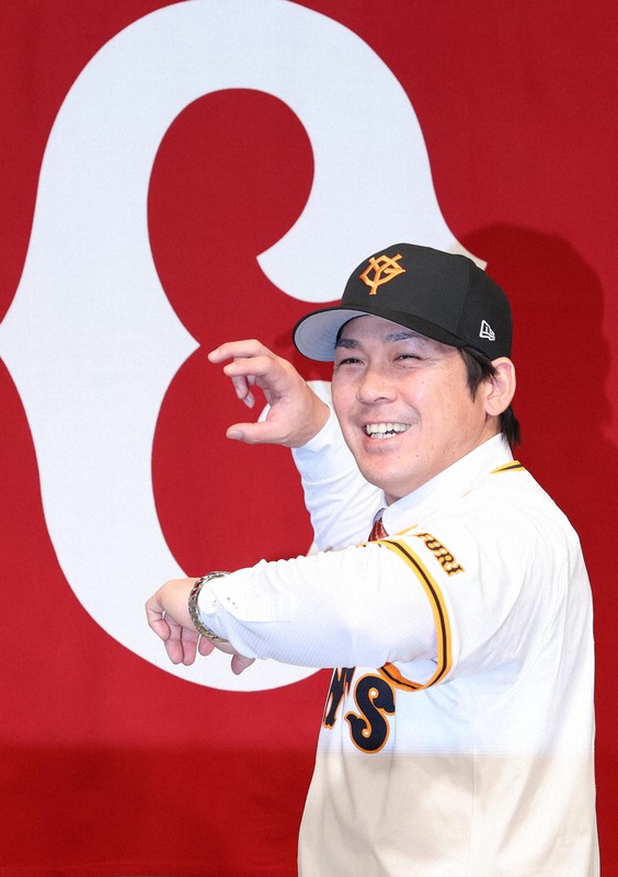 ソフトバンクから巨人へ 甲斐が入団会見 [写真特集1/10] | 毎日新聞