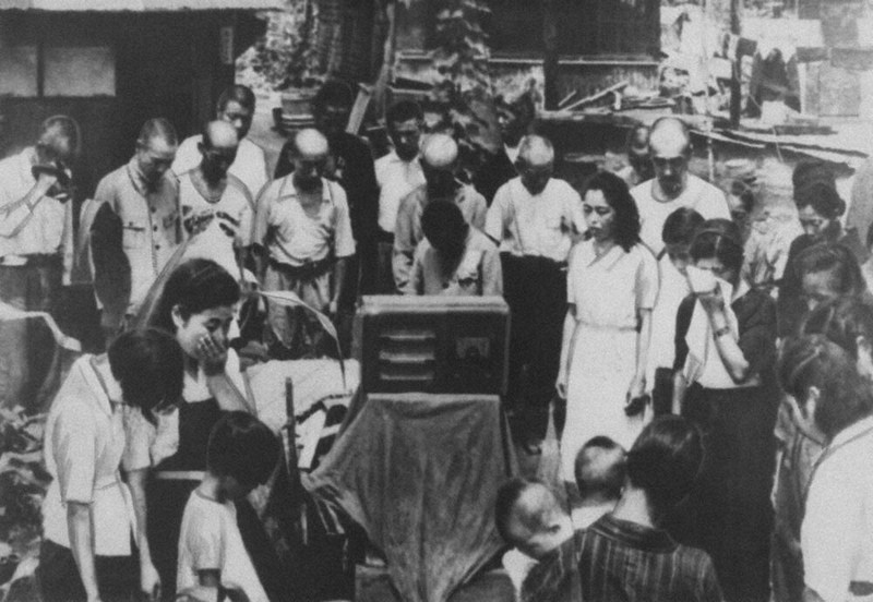 戦中写真を読む：／50 ミライ世代へ 戦争特派員は見た 終戦の日、青空