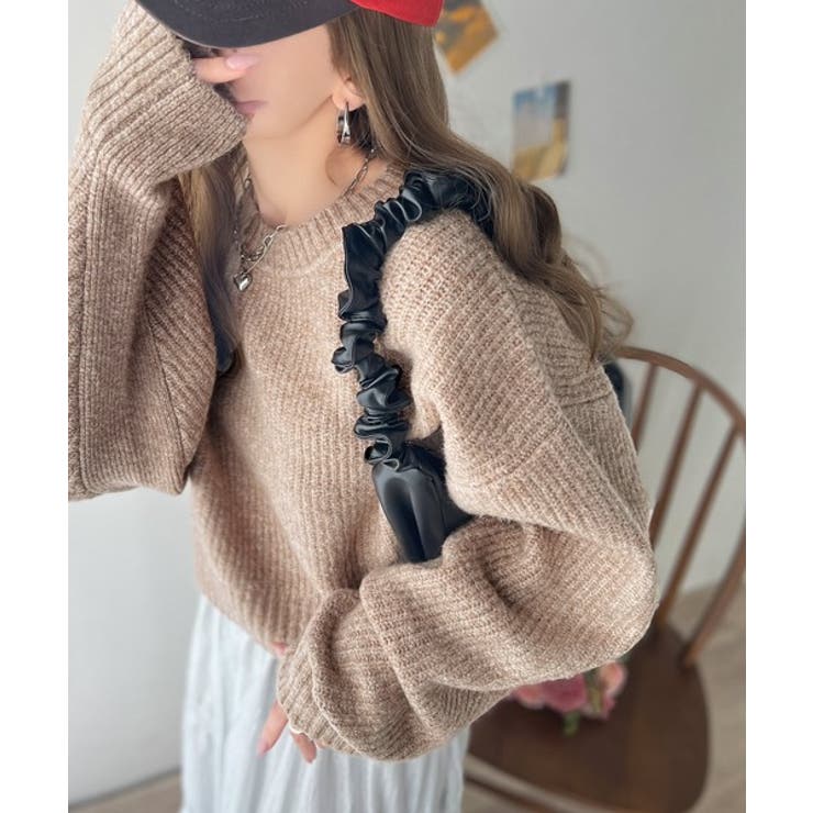 ゆるニットでほどよいあざと感。ふわもちドルマン袖ニットプルオーバー