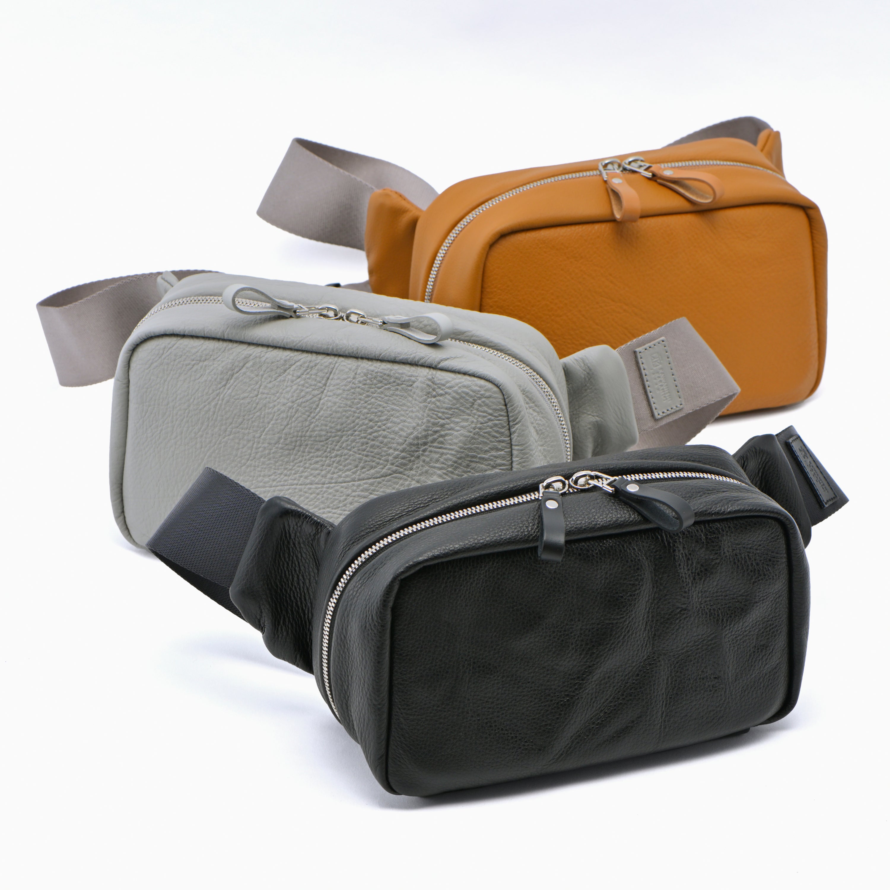 コンパクトレザーボディバッグ｜撥水レザー ×コンパクト×高機能カメラ
