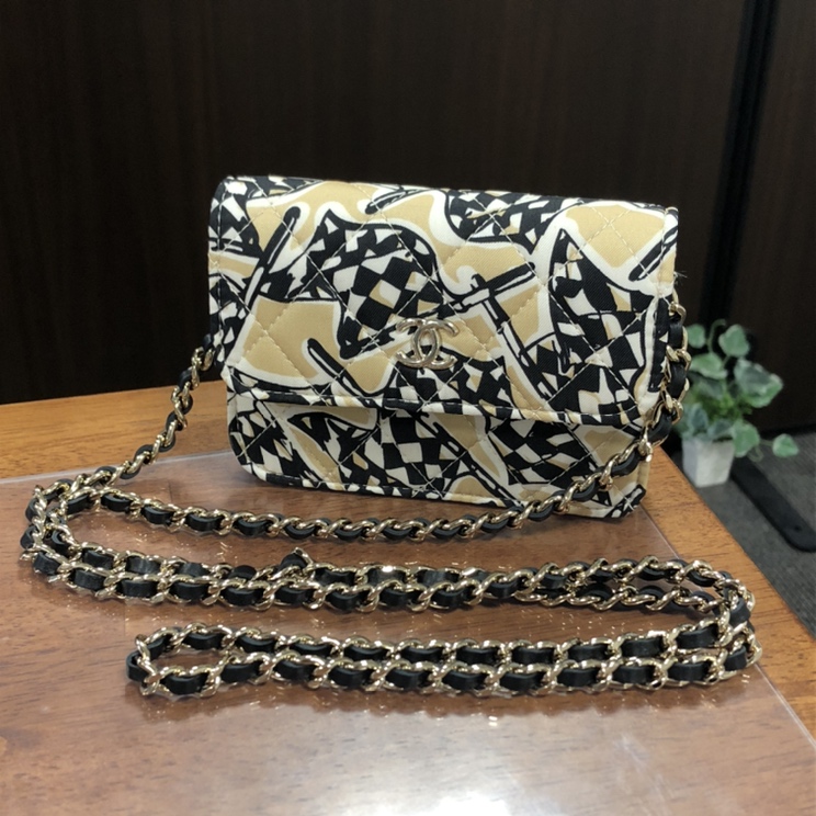 心斎橋店にて、シャネルの2022年度イヤーエンドギフト品のF1フラッグ柄