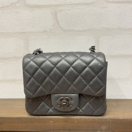 銀座本店で、シャネルの14番台、メタリックグレーのラムスキンのミニ