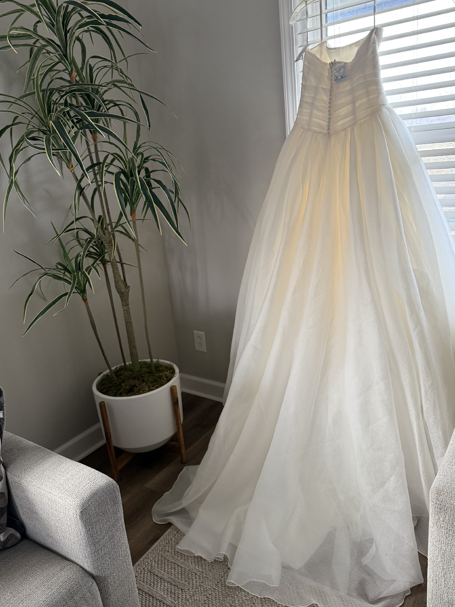 Vera Wang White, VW351178 New Wedding Dress - Stillwhite