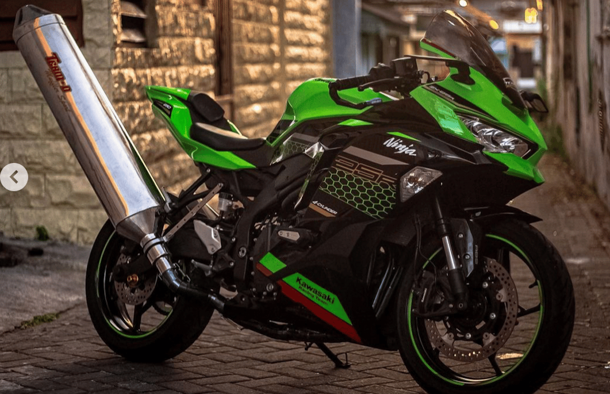 This wild Kawasaki ZX-25R mod gets funnier the longer you look at