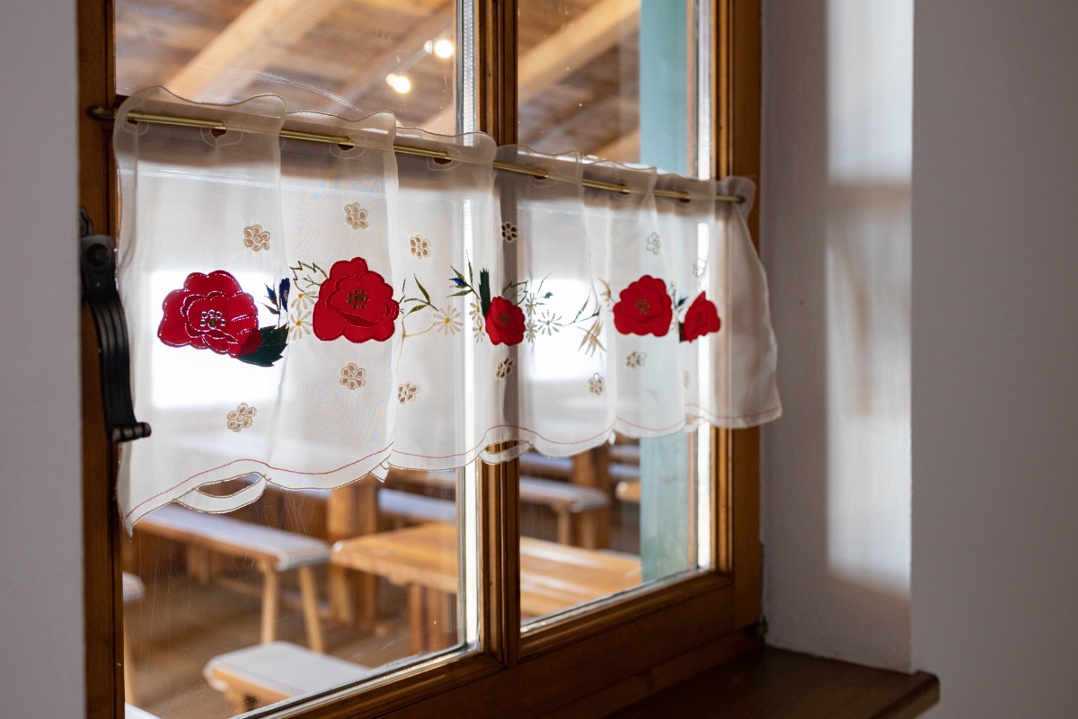 カフェカーテンでキッチンやお部屋を素敵な空間に。おすすめの選び方や