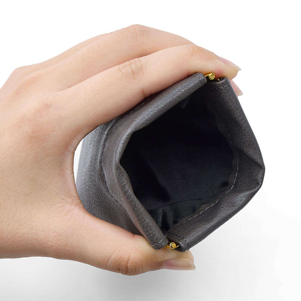 ブランドロゴをモチーフにした花柄フレームの華やかなデザイン