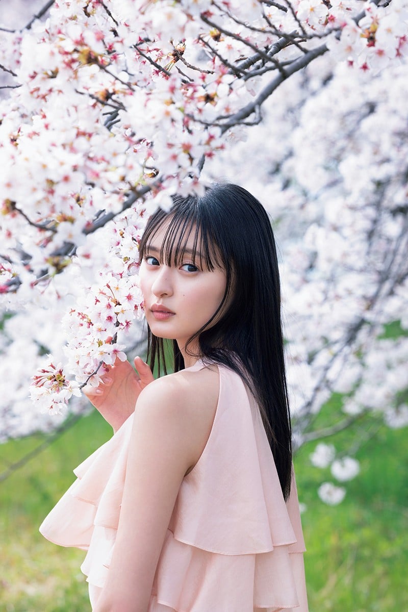 乃木坂46遠藤さくら、可憐な“桜”カット 1st写真集から解禁 | オリコン