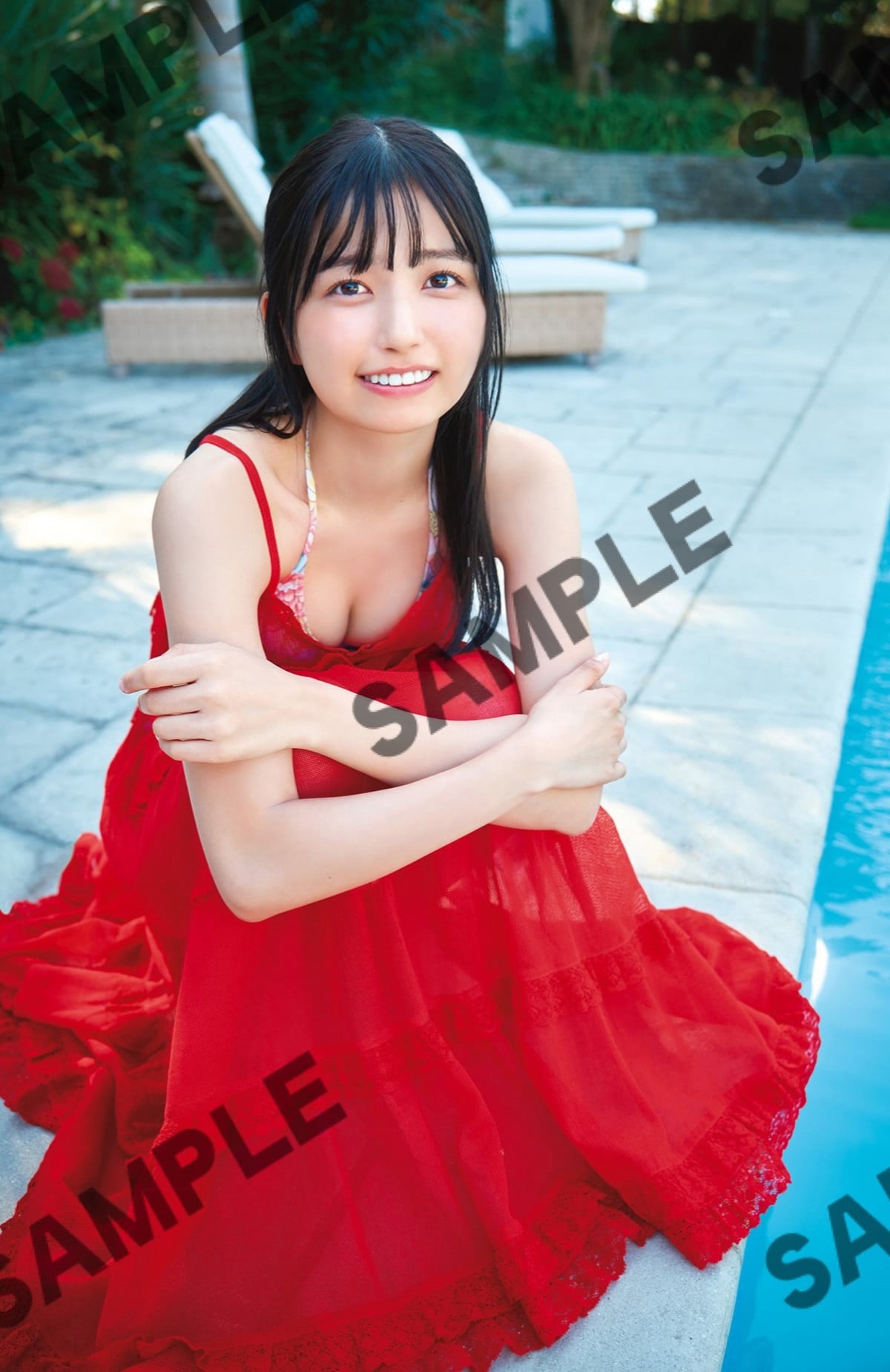 乃木坂46五百城茉央、プールサイドに“ちょこん”座り 1st写真集YouTube