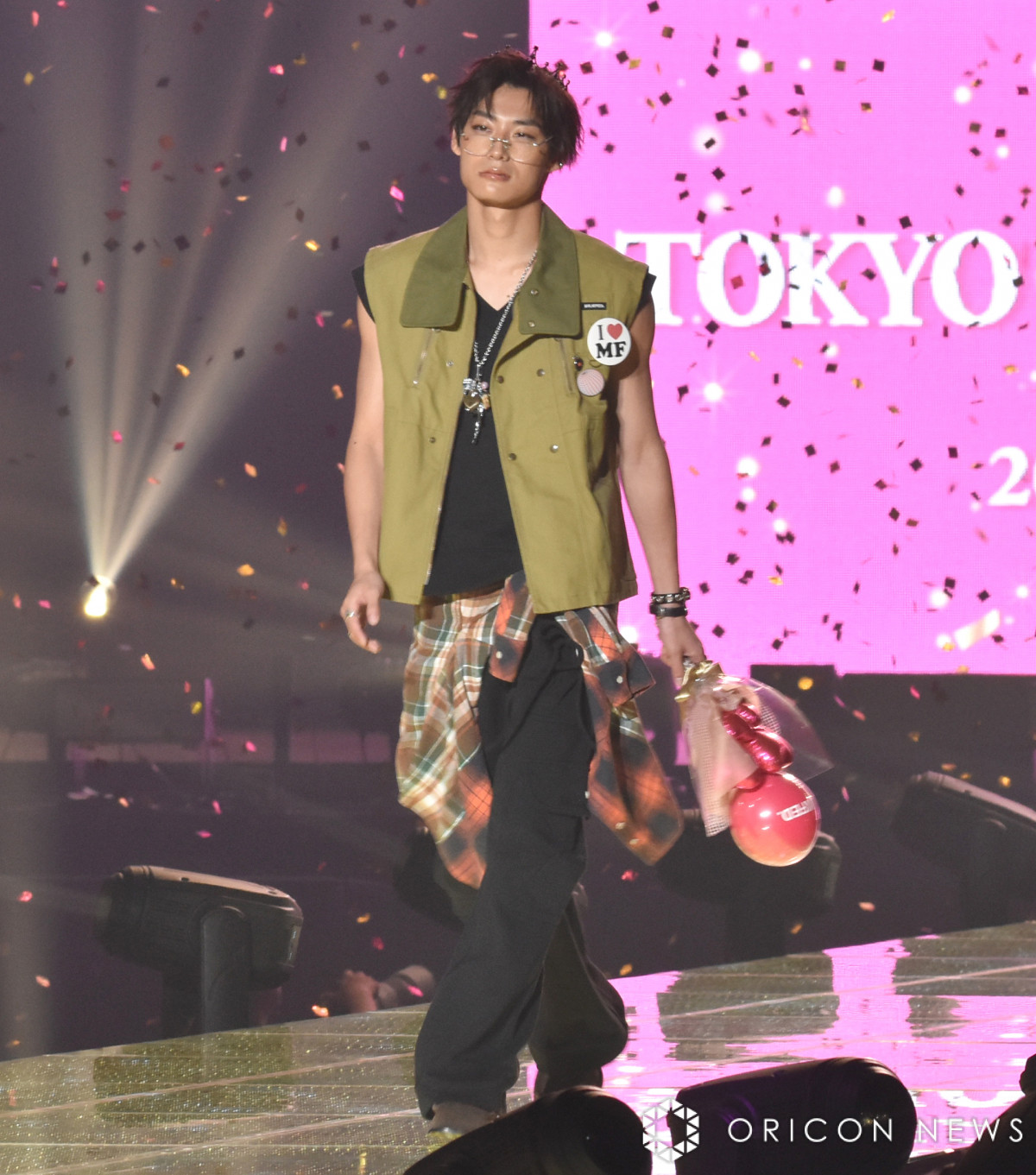 超特急・高松アロハ、リムレス×王冠の“ロイヤルセクシー”姿で魅了 会場