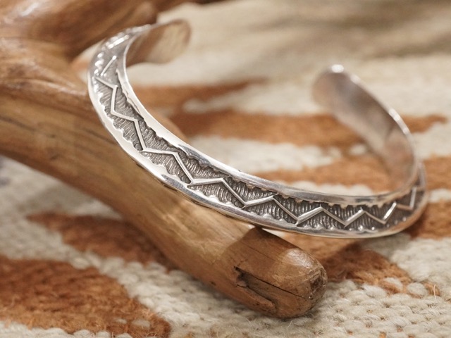 INDIAN JEWELRY : HAMMERING STUMP WORK SILVER BANGLE ” BO GARY