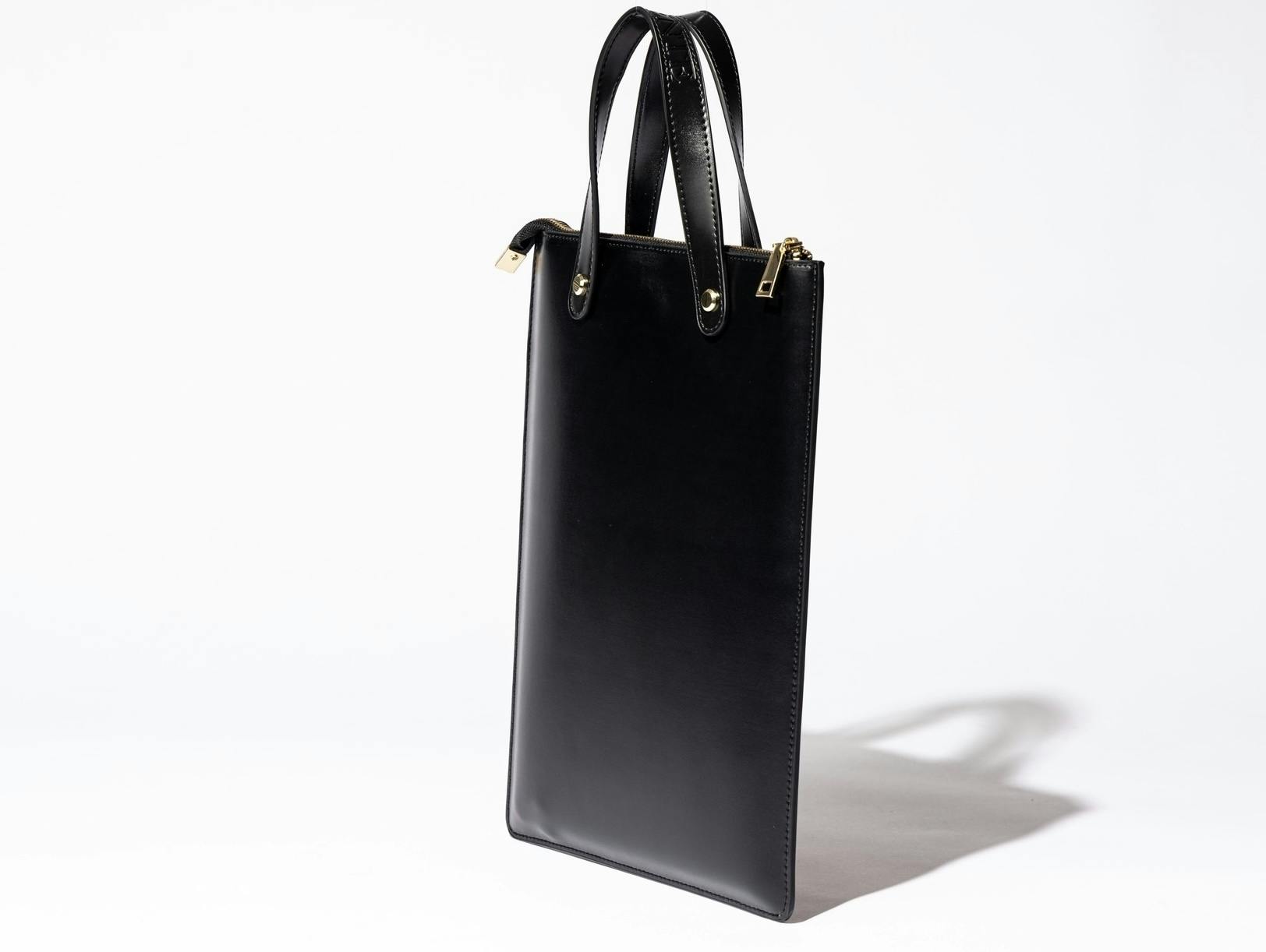 必要なものだけを持ち歩く、大人の本革スマートバッグ【厚さ4mm＆14