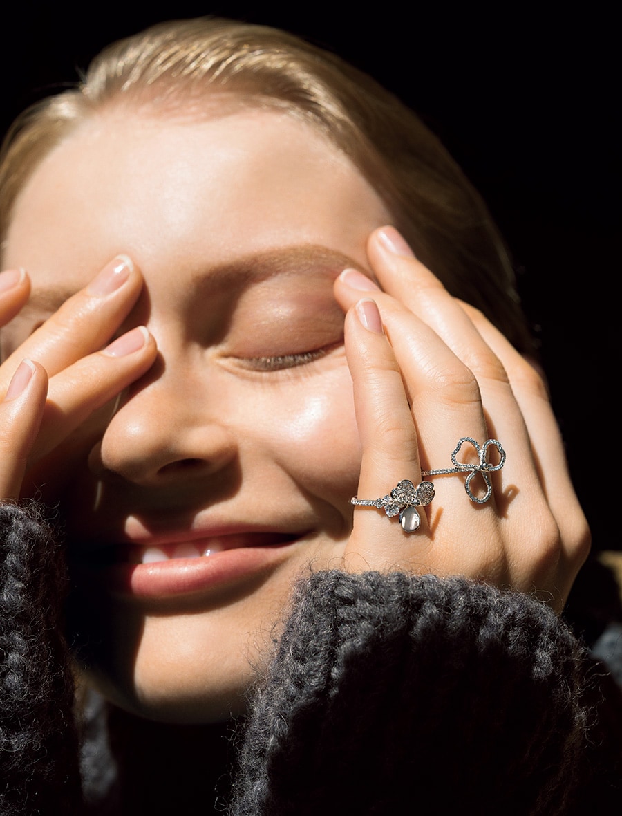 ティファニーの新作ペーパーフラワーを 小指につけて成熟した可憐さを