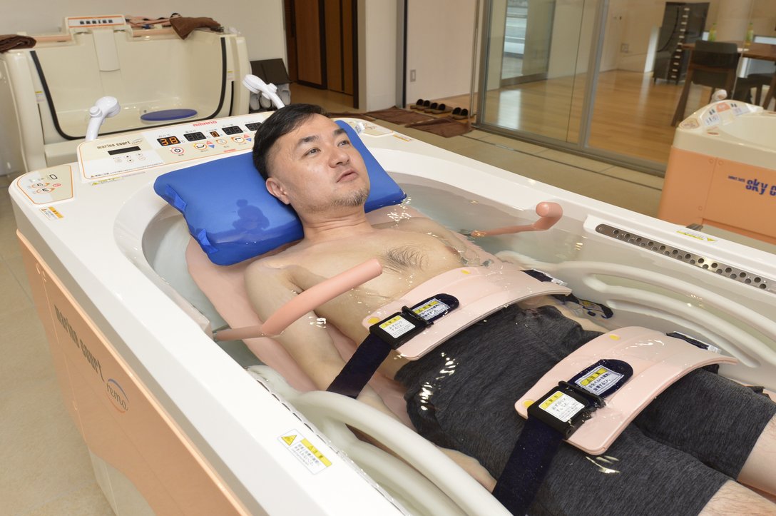 寝たきりでもお風呂を楽しみたい！最新の介護用特殊浴槽にライターが