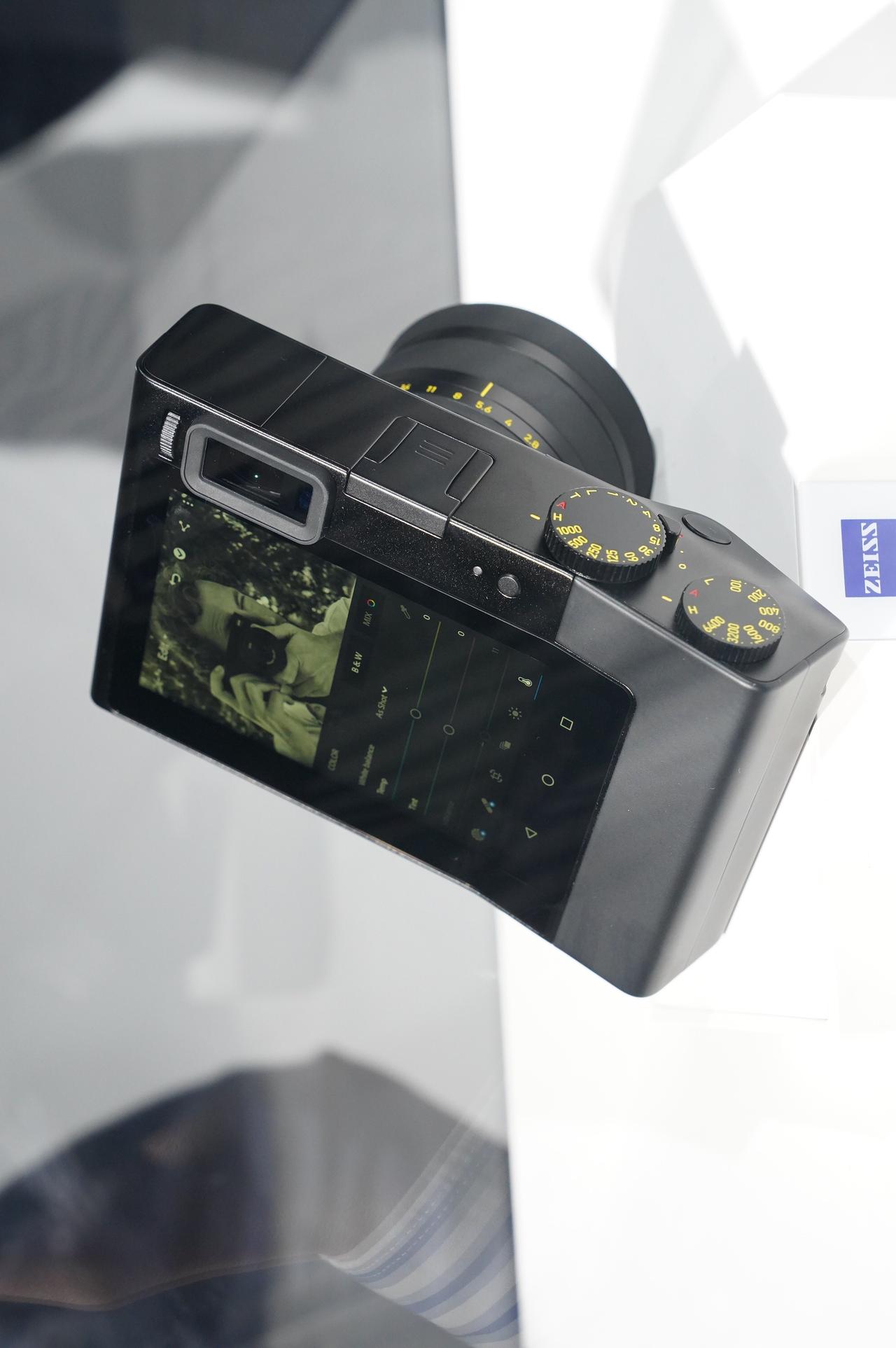 カールツァイスはフルサイズセンサー、35mmF2レンズ搭載の 「ZX1」を