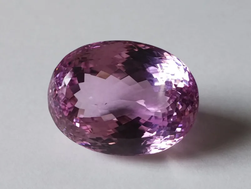 サクッと分かる、クンツァイトの魅力｜特徴や産地、お手入れ方法など