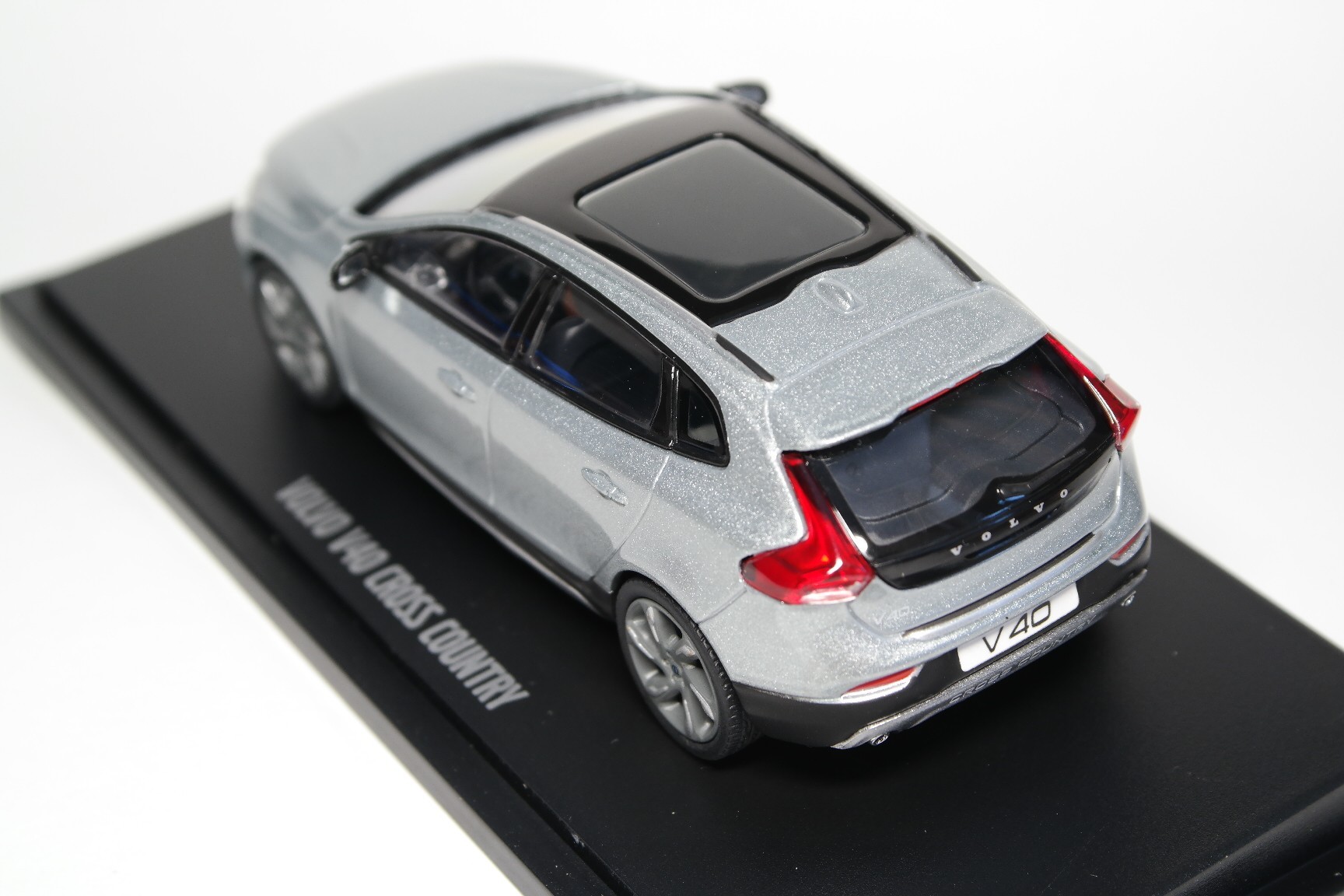 Volvo V40 Cross Country - Diecast Ukraine