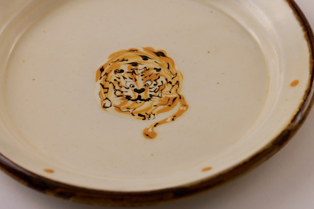 食事がより楽しくなる《小島鉄平》のうつわカラフルなプレートで踊る