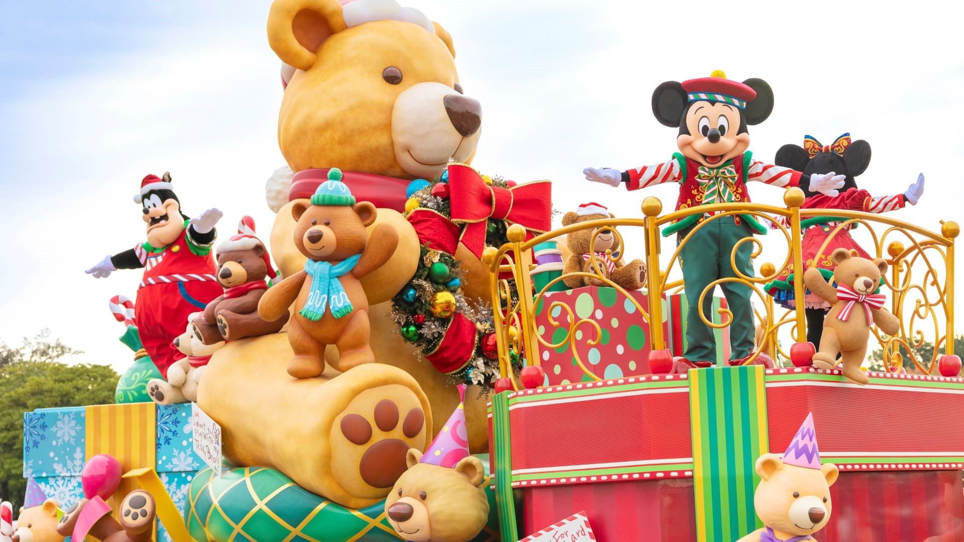 See the New Holiday Parade at Tokyo Disneyland