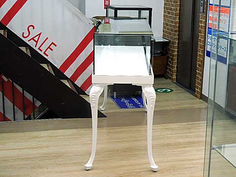 ネコ脚ショーケース | ガラスショーケースの制作・通販なら石山製作所