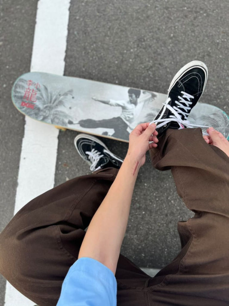 街に馴染むあの頃の定番スニーカー】スケボー姿をよりカッコよく魅せる