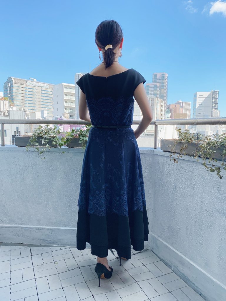 TADASHI SHOJI タダシショージ ネイビーレースミモレドレス | 結婚式