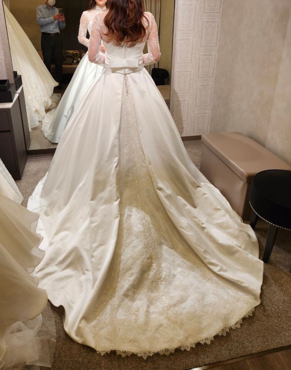 王室っぽいハイネック長袖のクラシカルドレス。とっても上品なドレスで