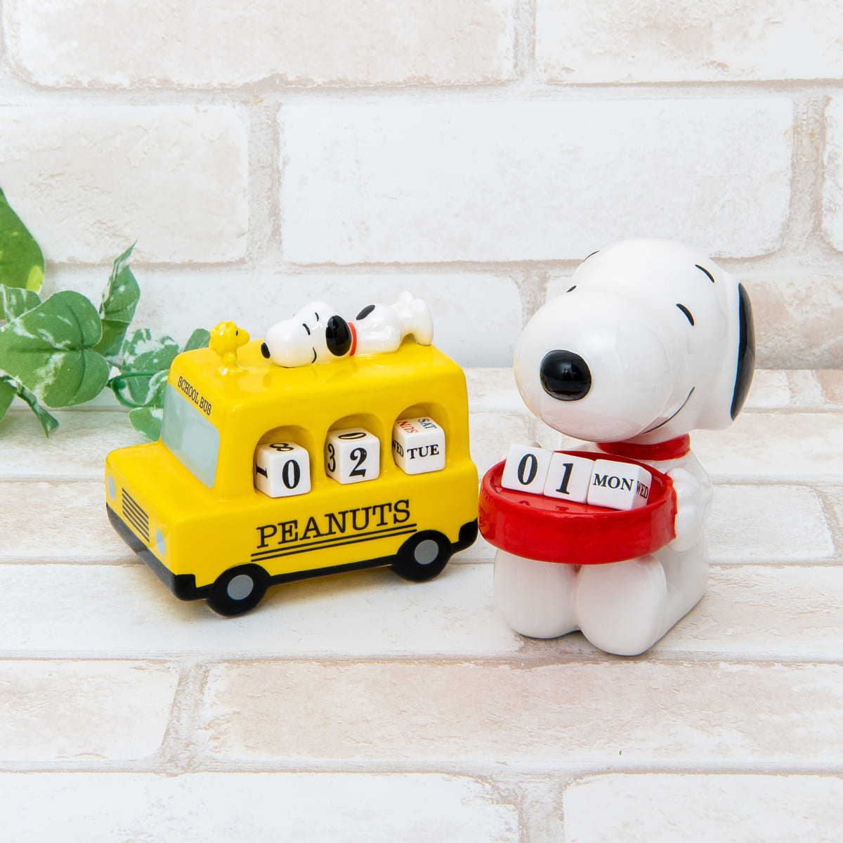 ずっと使える！デルフィーノ「スヌーピー」万年カレンダー