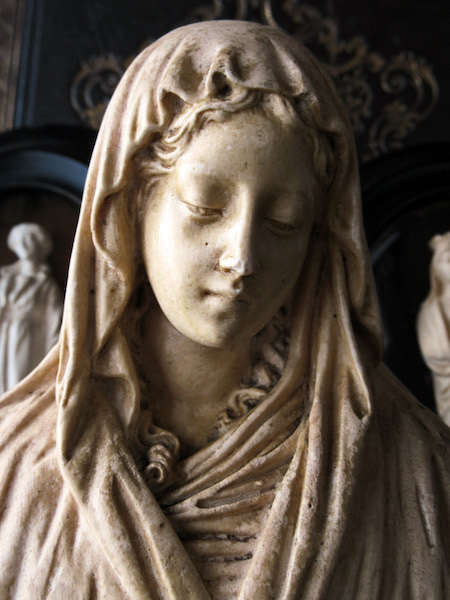 聖母マリアの石膏像 - Eggplant