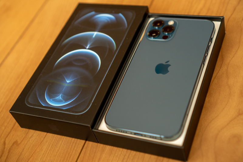 iPhone 12 Pro パシフィックブルー開封フォトレポート。角張った