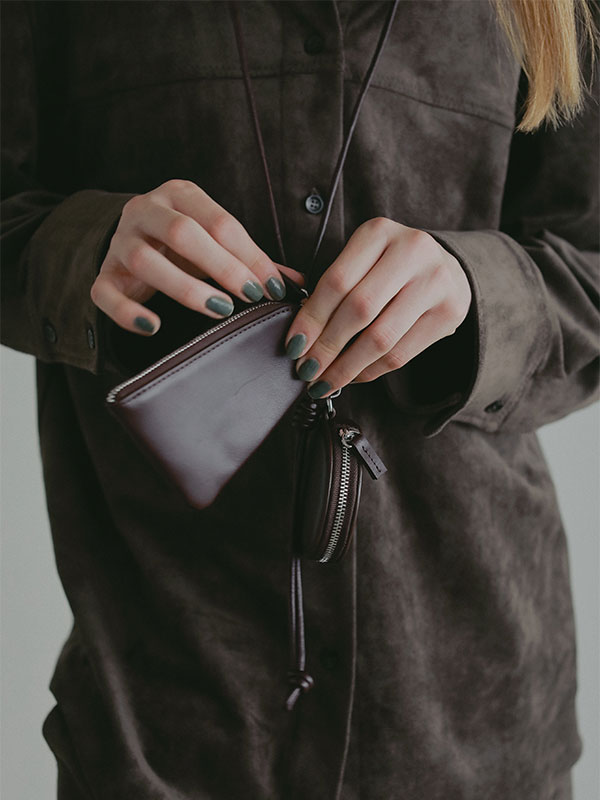 レザーコードマルチポーチ(F BEIGE): グッズ │ ETRE TOKYO official