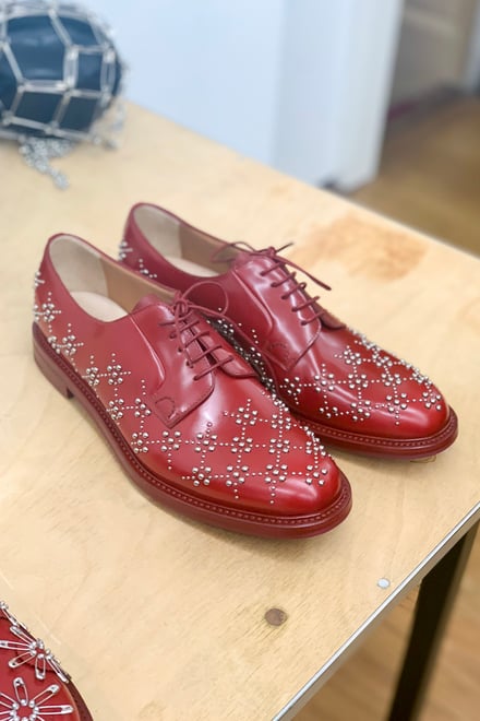 ノワール ケイ ニノミヤ」初コラボ チャーチとシューズ3型を制作