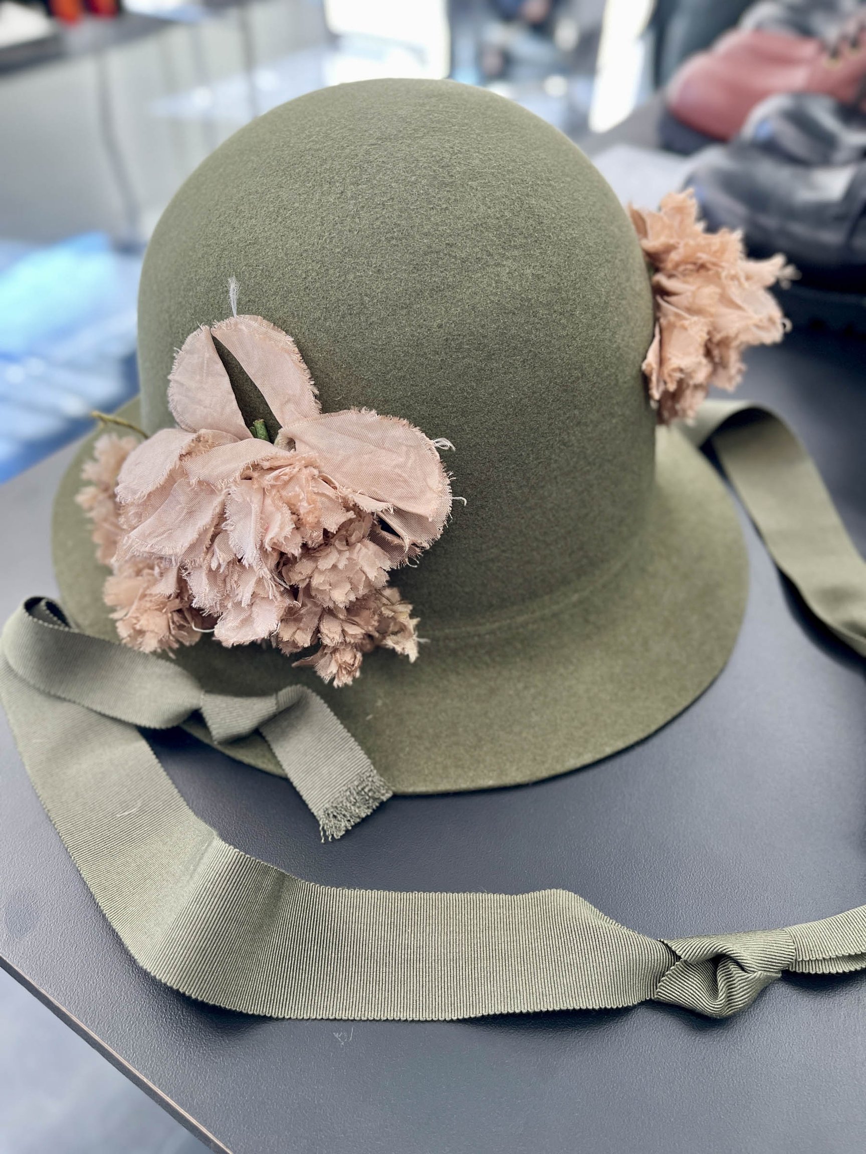 コム デ ギャルソン オム プリュス × ヒヅメ 花の装飾をあしらった