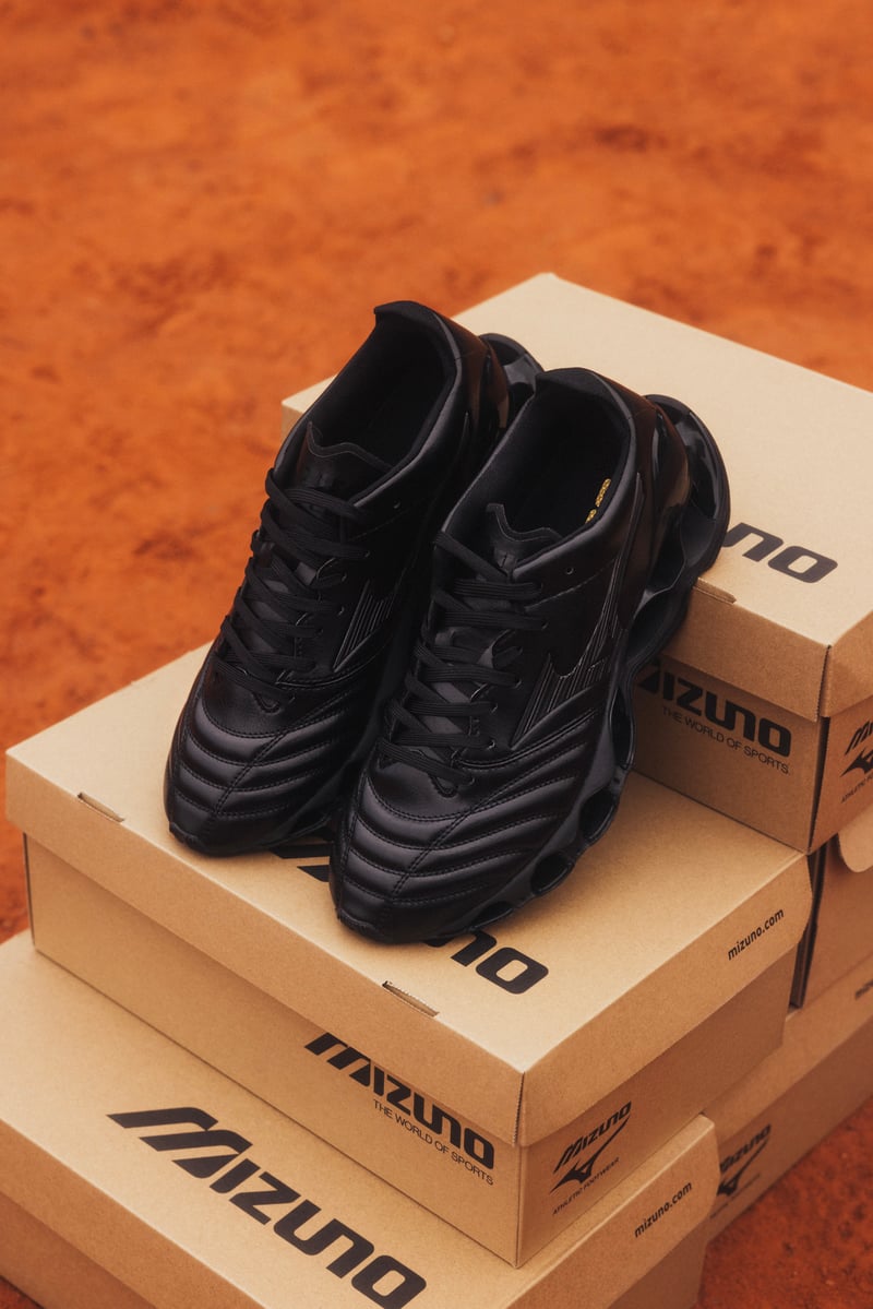 ミズノのサッカースパイク「モレリア」がスニーカーに ウエーブ