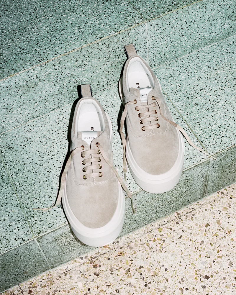 エイティーズが10周年を記念したスニーカー「マザー II」を発売