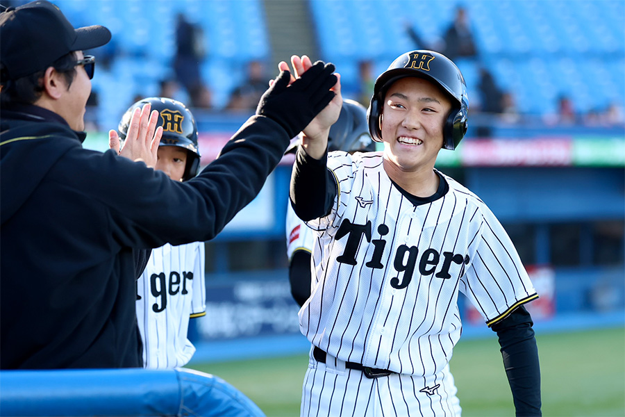 阪神が衝撃3発で圧勝、準決勝で広島と激突 巨人逸材が3戦連続弾…NPB