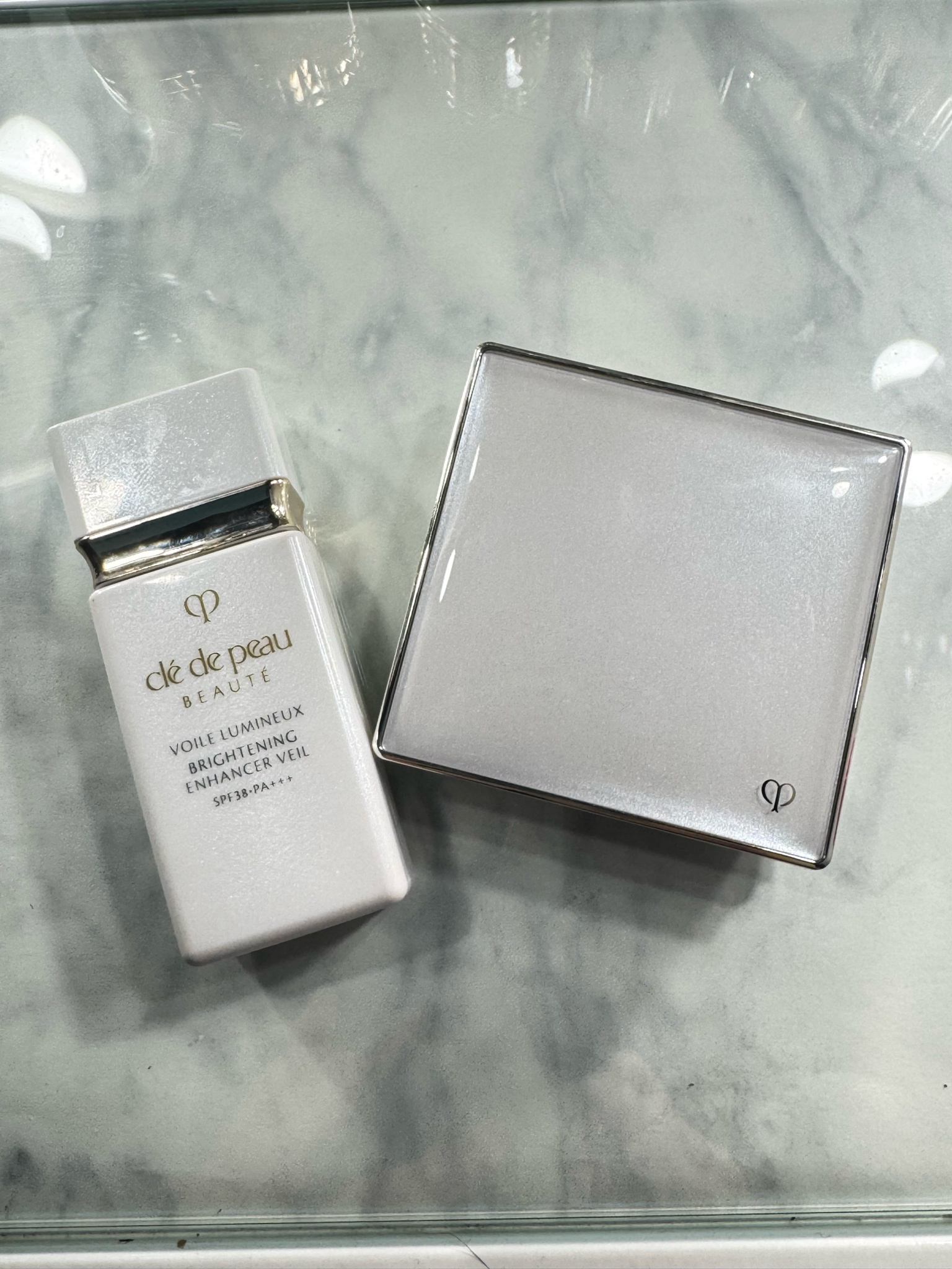 クレ・ド・ポー ボーテ / タンナチュレールプードルブランの公式商品