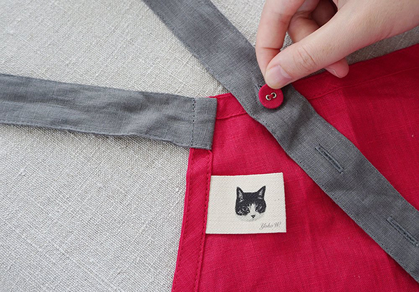 若山曜子さんの新しいエプロン・リラックス クロスバッグエプロンと