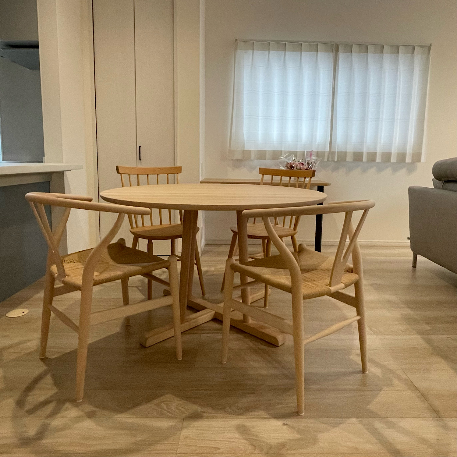 納品事例】ラウンドテーブルを囲む爽やかなリビングダイニング