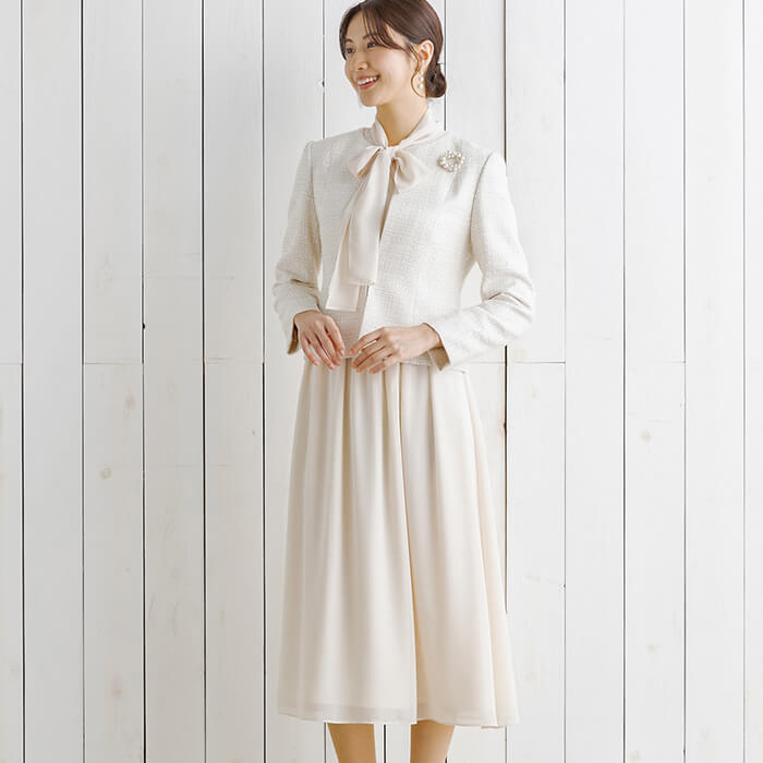 リボンタイ付きワンピのセレモニースーツ 11号・ベージュ｜東京