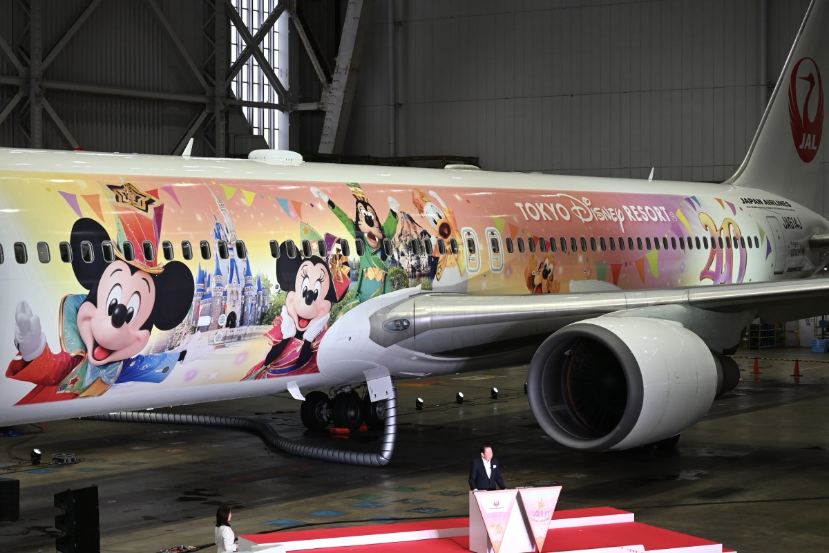 JAL 東京ディズニーリゾート40周年記念特別塗装機、ドナルドの誕生日に