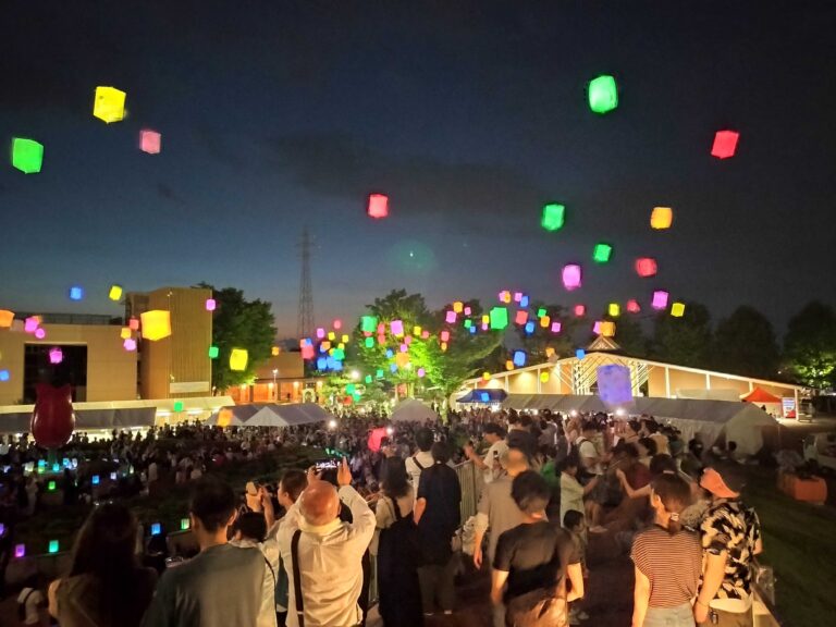 砺波市】夜空に舞う無数の灯り！「Tonami no FES 2025」で幻想的な