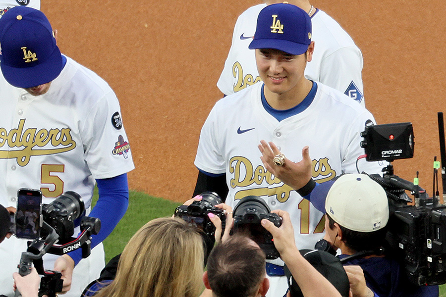 大谷らが手にしたリングにファン驚き ダイヤ300個、サファイア120個