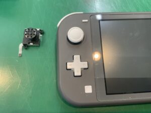 Switch Lite ボロボロになった左スティックの交換対応 - ゲーム修理